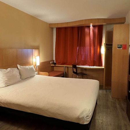 Hotel Ibis Istres Trigance Esterno foto
