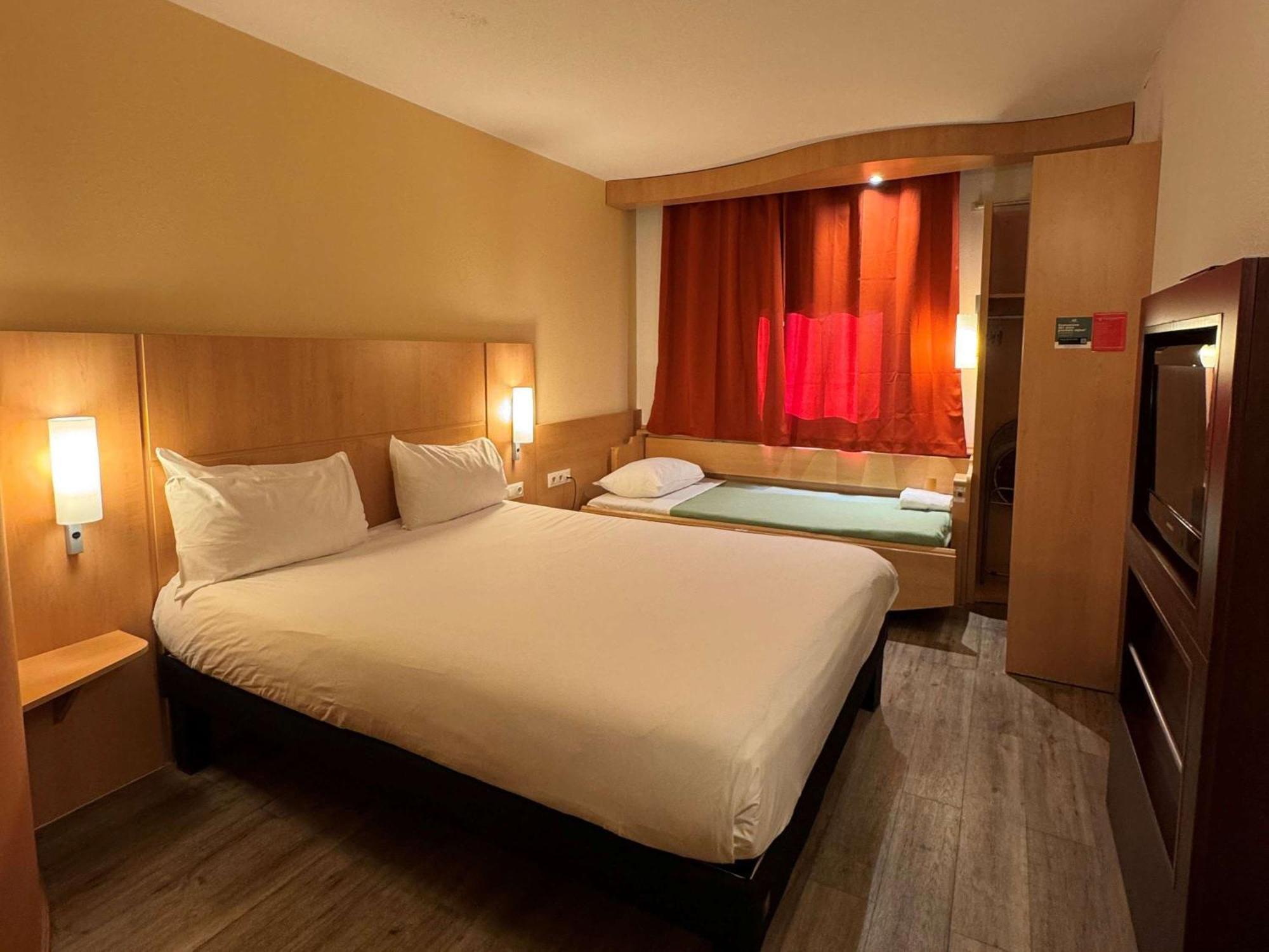 Hotel Ibis Istres Trigance Esterno foto