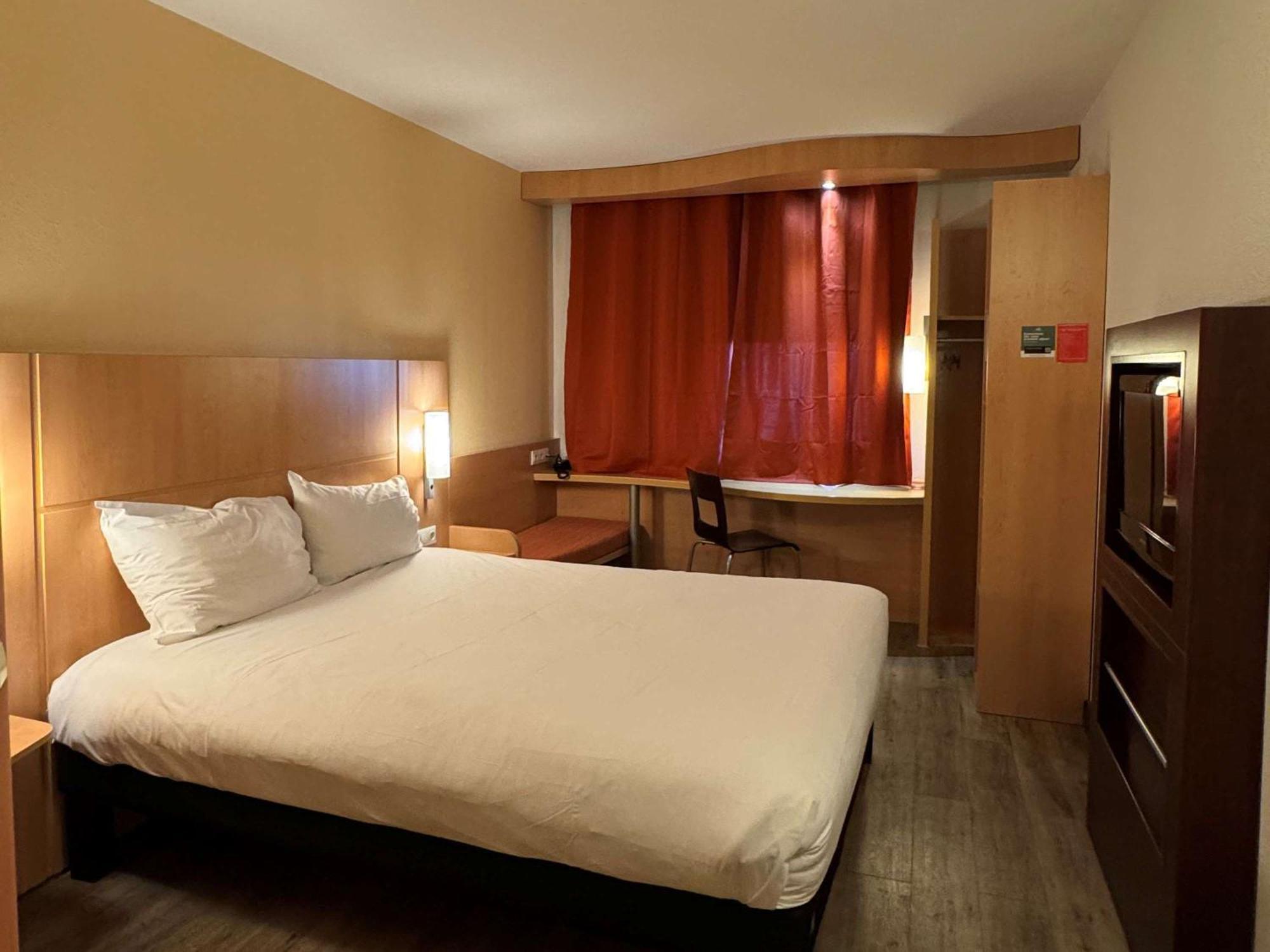 Hotel Ibis Istres Trigance Esterno foto