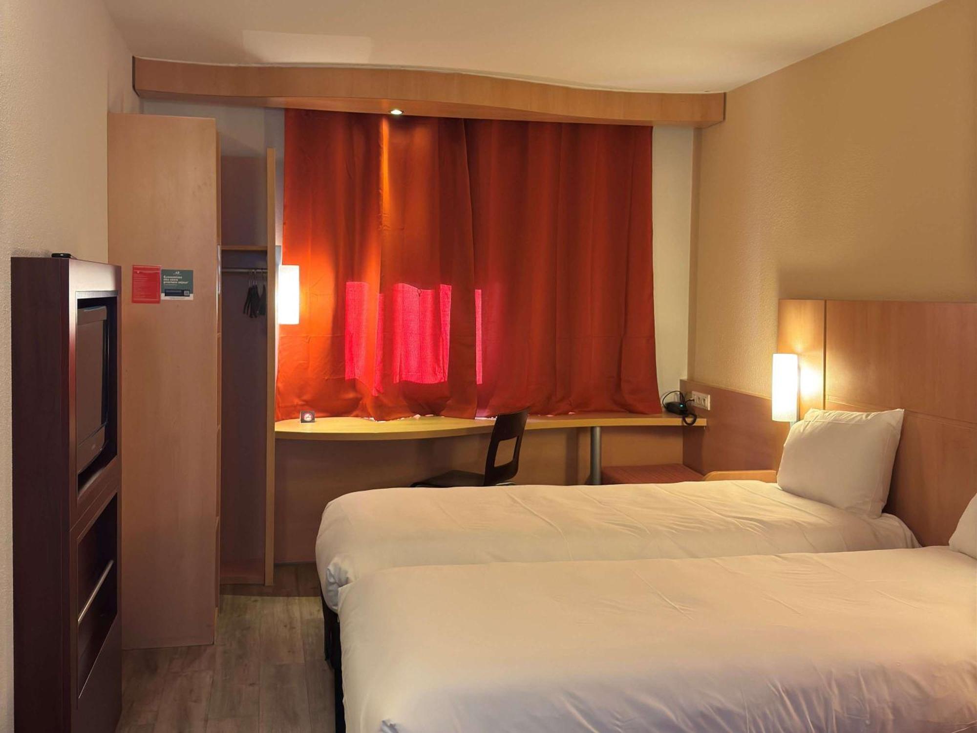 Hotel Ibis Istres Trigance Esterno foto